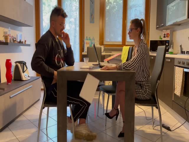 annika, la consulente sexy viene scopata nel suo ufficio dal cliente tommy. dialoghi italiano. italy