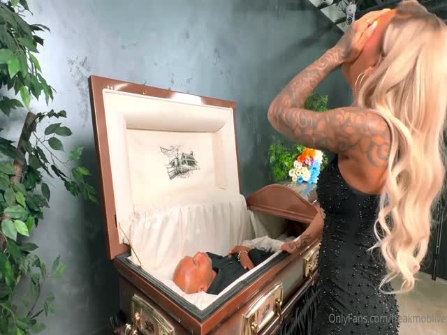 kona jade - widow fucks bbc in fornt of dead husband